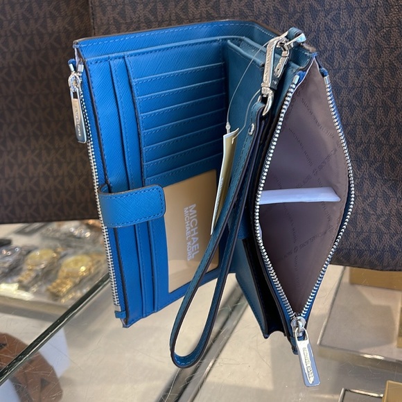 MICHAEL KORS
Jet Set Large Leather Smartphone Wristlet Wallet
Teal
NWT - Picture 10 of 16